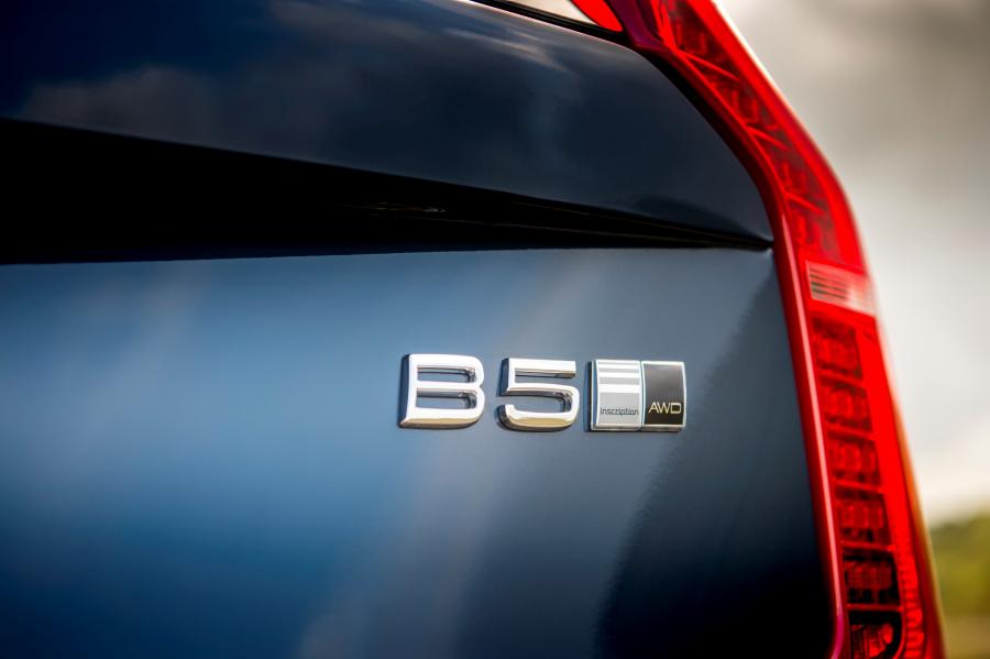 Логотип Volvo XC90 B5 Inscription 2019 года  (UK) (фото 20 из 40)